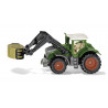 Fendt con pinzas de paca