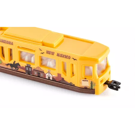 Tranvía de juguete Siku en miniatura de metal y plástico resistente para maquetas urbanas.