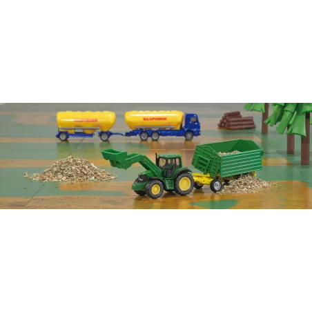 Tractor John Deere con remolque