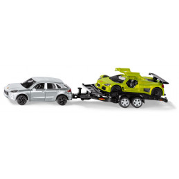 Porsche Cayenne Turbo con remolque de transporte y Porsche GT de juguete Siku 2544 a escala 1:55.