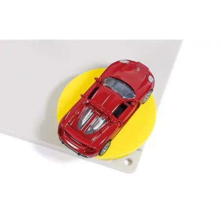 Concesionario de coches de juguete Siku con Porsche Carrera GT en podio giratorio.