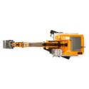 Excavadora teledirigida Liebherr R980 RC a escala 1:32 con brazo móvil y chasis de orugas.
