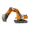 Excavadora teledirigida Liebherr R980 RC a escala 1:32 con brazo móvil y chasis de orugas.