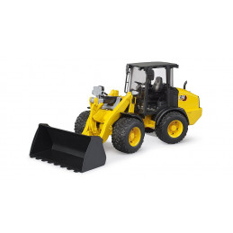 Cargadora de ruedas articulada compacta Cat de juguete Bruder a escala 1:16 con pala frontal.