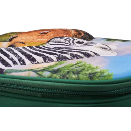 Mochila Selva 3D con figuras de juguete de león, cebra, suricato y folleto de coleccionista.