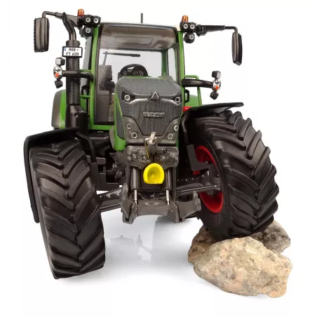 Tractor a escala 1:32 Fendt 620 Vario de metal de Universal Hobbies, miniatura detallada de colección.