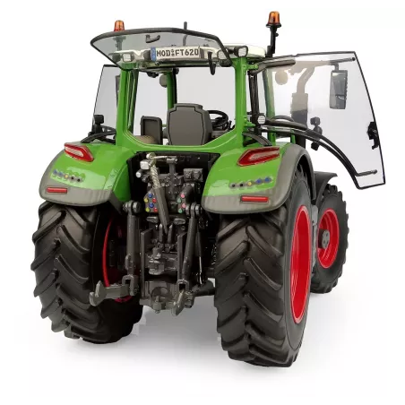 Tractor a escala 1:32 Fendt 620 Vario de metal de Universal Hobbies, miniatura detallada de colección.