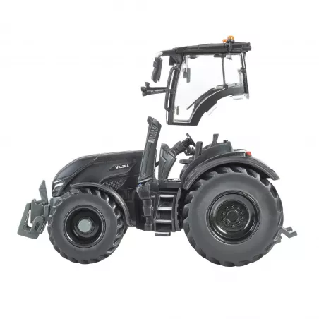 Réplica a escala 1:32 del tractor Valtra Q 305 de Britains para coleccionistas.