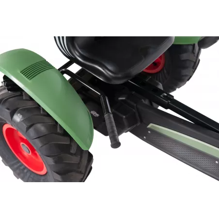 Kart de pedales BERG XL Fendt BFR con diseño de tractor y asiento ajustable para niños.