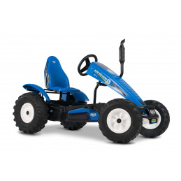 Kart de pedales BERG XL New Holland BFR con diseño de tractor agrícola para niños.