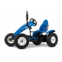 Kart de pedales BERG XL New Holland BFR con diseño de tractor agrícola para niños.