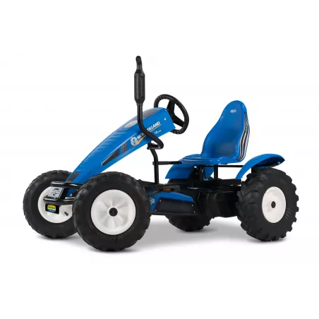 Kart de pedales BERG XL New Holland BFR con diseño de tractor agrícola para niños.