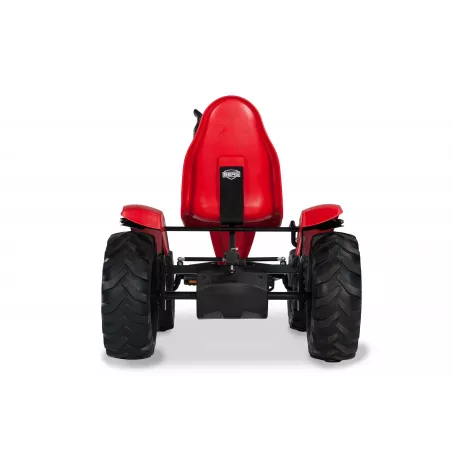 Kart de pedales BERG XL Case IH BFR con diseño de tractor, neumáticos de tracción y asiento ajustable para niños.