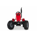 Kart de pedales BERG XL Case IH BFR con diseño de tractor, neumáticos de tracción y asiento ajustable para niños.