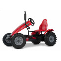 Kart de pedales BERG XL Case IH BFR con diseño de tractor, neumáticos de tracción y asiento ajustable para niños.