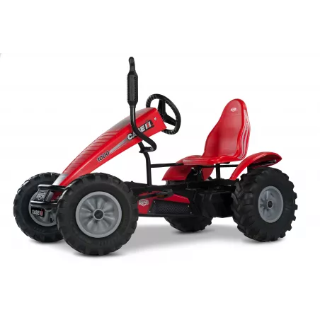 Kart de pedales BERG XL Case IH BFR con diseño de tractor, neumáticos de tracción y asiento ajustable para niños.