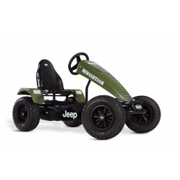 Kart de pedales todoterreno Jeep Revolution XL BFR con neumáticos robustos para aventuras al aire libre.