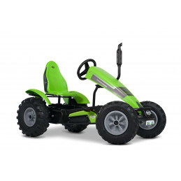 Kart de pedales BERG XXL Deutz-Fahr BFR de estilo tractor agrícola verde con neumáticos de gran agarre.