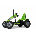 Kart de pedales BERG XXL Deutz-Fahr BFR de estilo tractor agrícola verde con neumáticos de gran agarre.