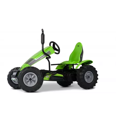 Kart de pedales BERG XXL Deutz-Fahr BFR de estilo tractor agrícola verde con neumáticos de gran agarre.