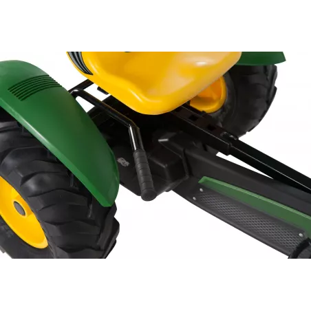 Coche de pedales BERG XXL John Deere BFR con neumáticos de gran agarre para aventuras al aire libre.