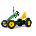 Coche de pedales BERG XXL John Deere BFR con neumáticos de gran agarre para aventuras al aire libre.