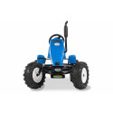 Kart de pedales BERG XXL New Holland BFR con diseño de tractor y chasis ajustable.