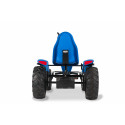 Kart de pedales BERG XXL New Holland BFR con diseño de tractor y chasis ajustable.