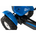 Kart de pedales BERG XXL New Holland BFR con diseño de tractor y chasis ajustable.