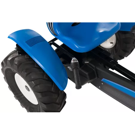 Kart de pedales BERG XL New Holland BFR-3 con diseño de tractor, tres marchas y neumáticos robustos para campo.
