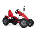 Kart eléctrico de pedales BERG XXL Case IH E-BFR inspirado en tractor Case IH con motor de asistencia de 250W.