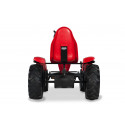 Kart de pedales eléctrico BERG XXL Case IH E-BFR-3 con diseño de tractor rojo y motor de asistencia.