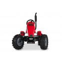 Kart de pedales eléctrico BERG XXL Case IH E-BFR-3 con diseño de tractor rojo y motor de asistencia.