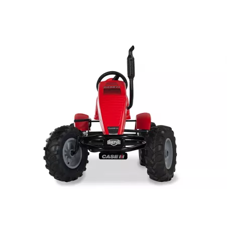 Kart de pedales eléctrico BERG XXL Case IH E-BFR-3 con diseño de tractor rojo y motor de asistencia.