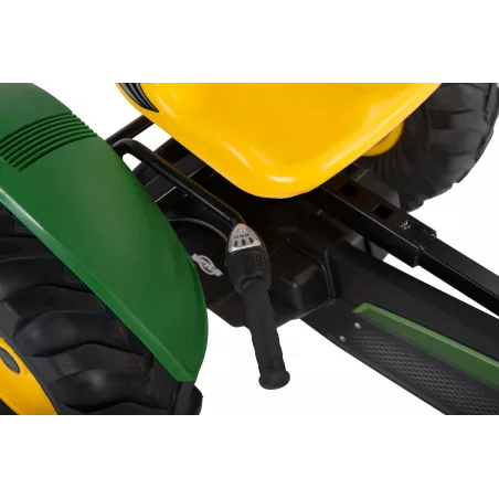 Kart de pedales eléctrico BERG XXL John Deere E-BFR-3 con motor de 250W y chasis robusto verde y amarillo.