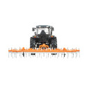 Tractor Massey Ferguson a escala 1:32 con cultivador de juguete Britains.