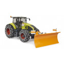 Tractor de juguete Claas Axion 950 Bruder con cadenas de nieve y pala quitanieves ajustable.