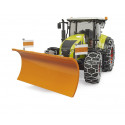 Tractor de juguete Claas Axion 950 Bruder con cadenas de nieve y pala quitanieves ajustable.