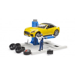 Taller mecánico de juguete bworld de Bruder con coche descapotable y plataforma elevadora a escala 1:16.