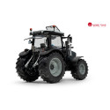 Miniatura a escala 1:32 del tractor Deutz 6135C RVshift Warrior Black en negro mate para coleccionistas.