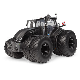 Réplica a escala 1:32 del tractor Valtra S416 Unlimited negro mate con doble rueda de Universal Hobbies.