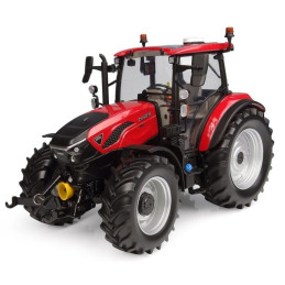 Réplica a escala 1:32 del tractor Case IH Farmall 120C de Universal Hobbies para coleccionistas.