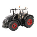 Tractor Fendt 826 Vario Black Beauty edición limitada a escala 1:32 de Britains en color negro.
