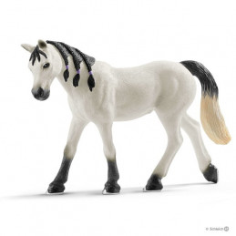 Figura de yegua árabe de Schleich con detalladas trenzas españolas para juego y colección.