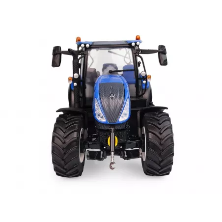 Réplica a escala 1:32 del tractor New Holland T5.130 de Universal Hobbies en metal.