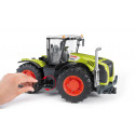 Tractor de juguete Claas Xerion 5000 de Bruder a escala 1:16 con cabina giratoria y neumáticos perfilados.