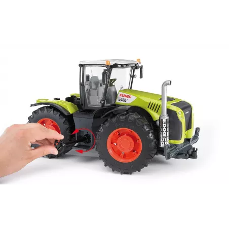 Tractor de juguete Claas Xerion 5000 de Bruder a escala 1:16 con cabina giratoria y neumáticos perfilados.