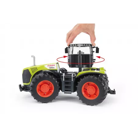 Tractor de juguete Claas Xerion 5000 de Bruder a escala 1:16 con cabina giratoria y neumáticos perfilados.