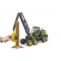 Juguete procesadora forestal John Deere 1270G de Bruder a escala 1:16 con un tronco.