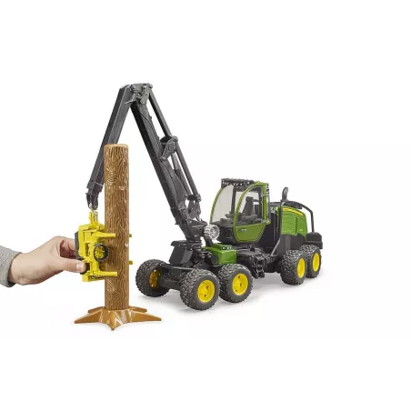 Juguete procesadora forestal John Deere 1270G de Bruder a escala 1:16 con un tronco.